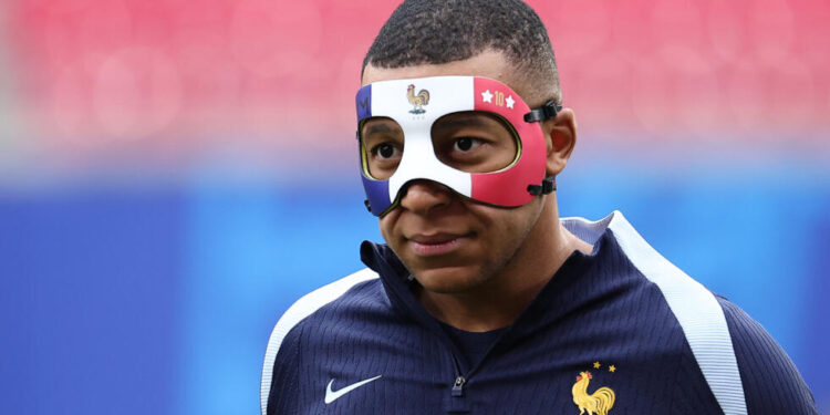 Mbappe pritet të luaj me maskë kundër Holandës