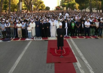 Besimtarët myslimanë në Shqipëri falin namazin në bulevardin “Dëshmorët e Kombit” në Tiranë