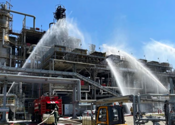 Sulmet me dronë shkaktojnë dëme dhe zjarr në rafineri ruse të naftës