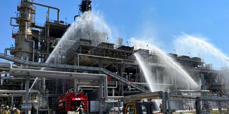 Sulmet me dronë shkaktojnë dëme dhe zjarr në rafineri ruse të naftës