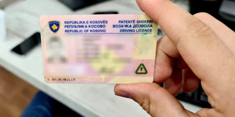 Mbi një mijë e 200 qytetarë serbë janë pajisur me patentë shoferë të Kosovës