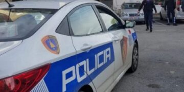 Vdes një 46-vjeçare pasi u godit nga një veturë