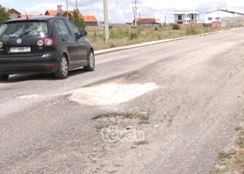 Rruga në Caravikë të Klinës e dëmtuar, banorët e kryetari kërkojnë zgjidhje nga niveli qendror