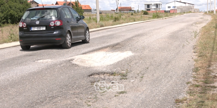 Rruga në Caravikë të Klinës e dëmtuar, banorët e kryetari kërkojnë zgjidhje nga niveli qendror