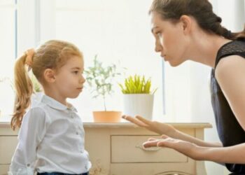 Tre gabime që ju pengojnë të jeni prindër të qetë, sipas një psikologu