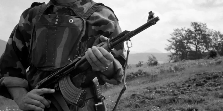 “Mendova se isha i vetmi burrë i dhunuar”, të mbijetuarit e përdhunimit gjatë luftës në Kosovë thyejnë heshtjen