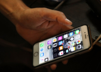 Rritet përqindja e njerëzve që po u shmangen lajmeve