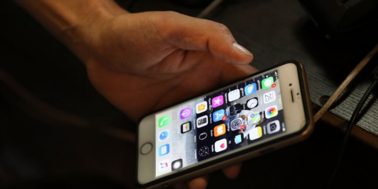 Rritet përqindja e njerëzve që po u shmangen lajmeve