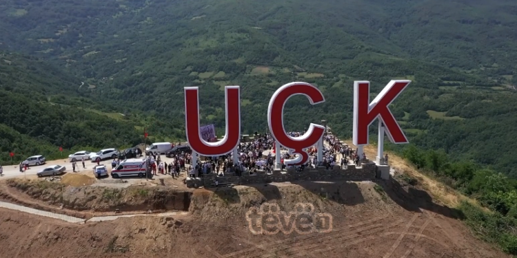 Lartësohen shkronjat e UÇK-së në Prizren