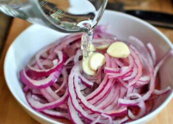 Lëngu i qepës për pastrimin e organizmit dhe kundër katër sëmundjeve