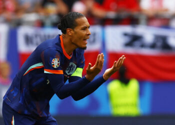 Kapiteni Van Dijk motivon Holandën