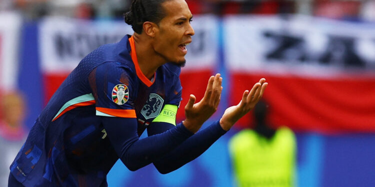 Kapiteni Van Dijk motivon Holandën