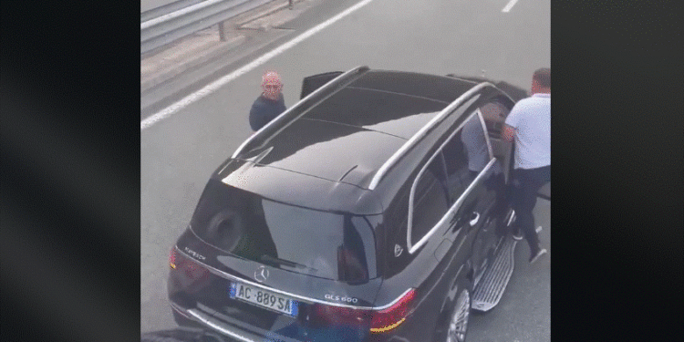 Vetura me tabela të Shqipërisë ndalon autobusin nga Kosova dhe sulmon shoferin