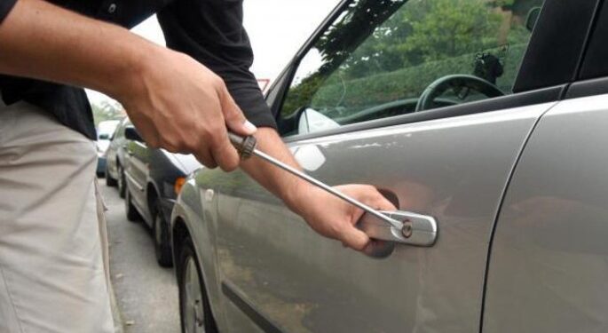 Vidhet një veturë në Prizren, policia fillon hetimet