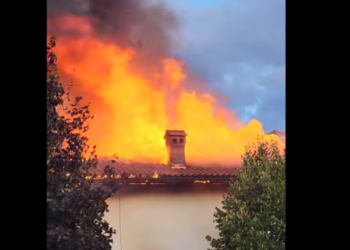 Zjarri përfshin dy stalla dhe disa automjete në Leposaviq, policia jep detaje