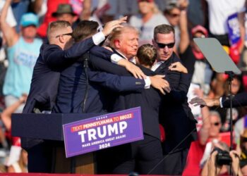 Donald Trump plagoset nga të shtënat në një tubim në Pensilvani
