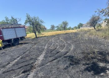 Fshati Sllapuzhan i Suharekës kaplohet nga zjarri, intervenojnë zjarrfikësit