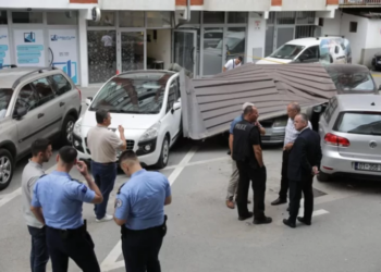 Llamarina e një çatie bie mbi veturat në lagjen “Pejton” në Prishtinë
