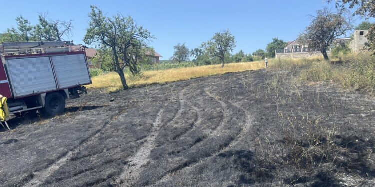 Fshati Sllapuzhan i Suharekës kaplohet nga zjarri, intervenojnë zjarrfikësit