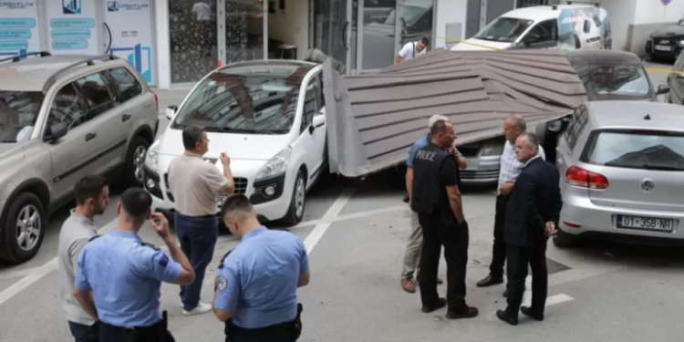 Llamarina e një çatie bie mbi veturat në lagjen “Pejton” në Prishtinë