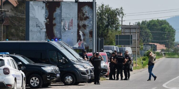 Arrestohet personi që po e transportonte autorin e vrasjes së policit serb