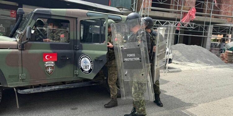 KFOR-i trajnon ushtarët për skenarët e kontrollit të turmave dhe trazirave