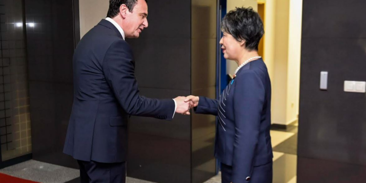 Kurti takohet me ministren japoneze, flasin për dialogun dhe mundësinë e investimeve