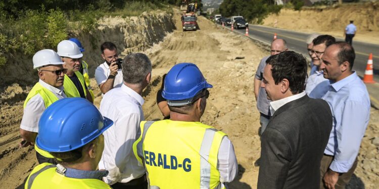 Kurti del në terren, sheh nga afër ecurinë e punimeve të rrugës Kijevë – Zahaq