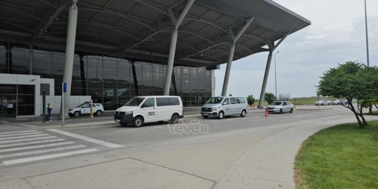 Policia dhe KFOR-i ende prezentë në Aeroportin e Prishtinës pas lajmit për bombë