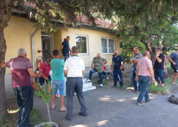 Fermerët e Vushtrrisë protestojnë para ndërmarrjes Iber-Lepenci