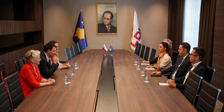 Abdixhiku takon të dërguarin e Sllovenisë për Ballkanin Perëndimor, flasin për situatën politike në vend