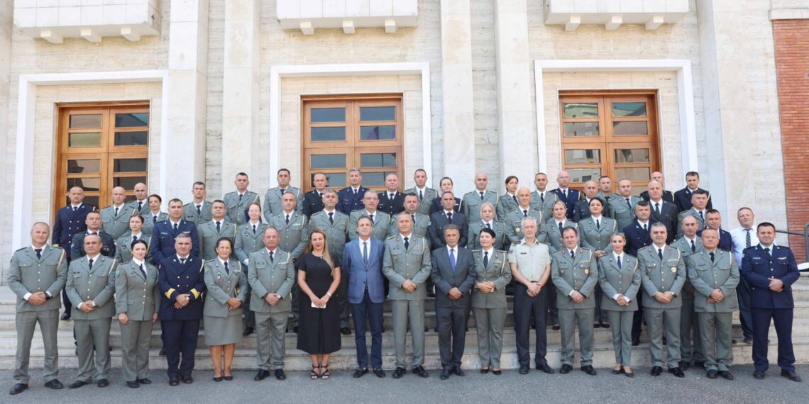 Oficerë të FSK-së diplomojnë në Kolegjin e Mbrojtjes të Shqipërisë