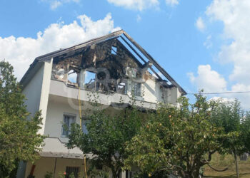 Përfshihet nga zjarri një shtëpi në Rahovec, dyshohet se u godit nga rrufeja