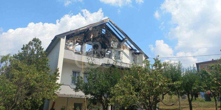 Përfshihet nga zjarri një shtëpi në Rahovec, dyshohet se u godit nga rrufeja