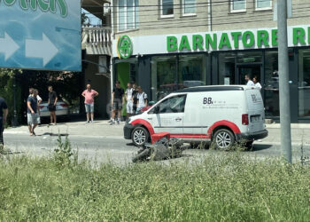 Lëndohet një motoçiklist pasi goditet nga një veturë në Mitrovicë