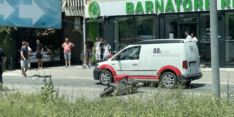 Lëndohet një motoçiklist pasi goditet nga një veturë në Mitrovicë