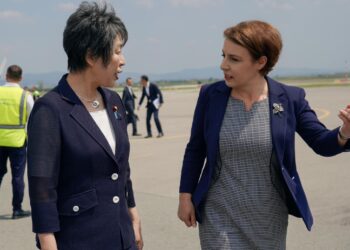 Kryediplomatja japoneze arrin në Prishtinë, Gërvalla e pret në aeroport