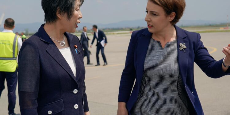 Kryediplomatja japoneze arrin në Prishtinë, Gërvalla e pret në aeroport