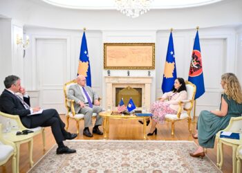 Osmani takohet me ambasadorin amerikan, diskutohet për heqjen e vizave për serbët me pasaporta ilegale