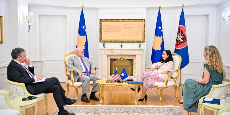 Osmani takohet me ambasadorin amerikan, diskutohet për heqjen e vizave për serbët me pasaporta ilegale