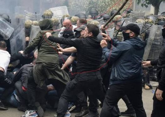 Arrestohet një person për protestat e dhunshme në Zveçan