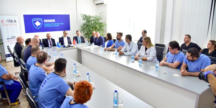 Delegacioni i mjekëve nga Turqia do të kryejë 50 operacione për fëmijët kosovarë
