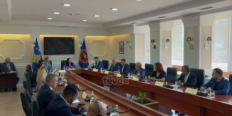 Nis takimi i Osmanit me krerët e partive politike parlamentare, mungon Kurti e Konjufca