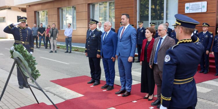 Gërvalla bënë nderime pranë Lapidarit të Policëve të rënë në mbrojtje të rendit kushtetues