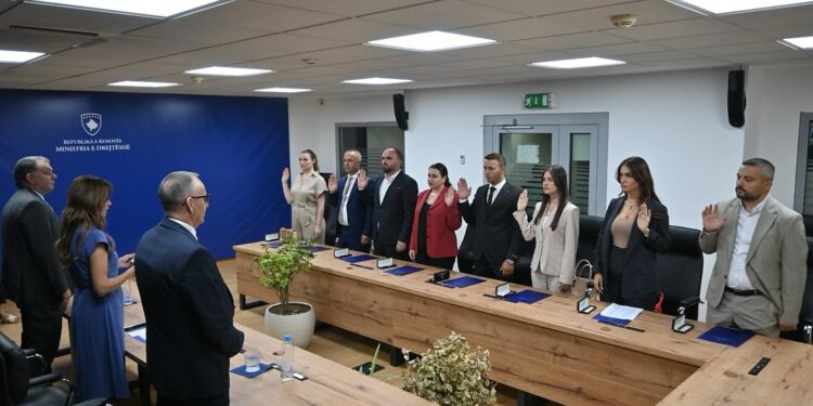 Betohen 80 noterë të rinj, Haxhiu: Ky provim ka qenë ndër proceset më transparente ndonjëherë