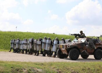 Ushtaret grekë të KFOR-it e mbajnë stërvitjen për kontrollin e trazirave në kampin e Novosellës