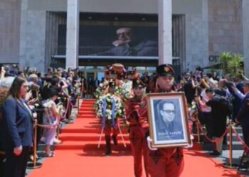 Arkivoli me trupin e shkrimtarit të Ismail Kadare niset drejt varrezave