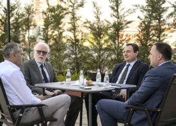 Kurti priti në takim Kastratin e ASK-së, në fokus regjistrimi i popullsisë