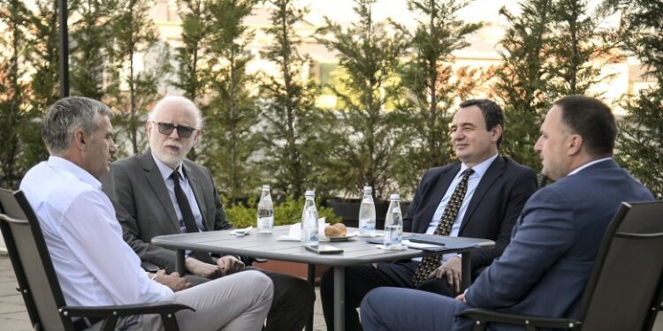 Kurti priti në takim Kastratin e ASK-së, në fokus regjistrimi i popullsisë