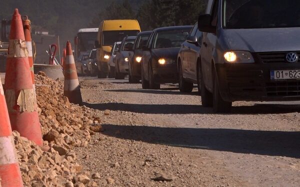 Zvarriten punimet në magjistralen Prishtinë-Podujevë, ankohen banorët: Pluhuri na ‘mbyti’ e veturat po dëmtohen